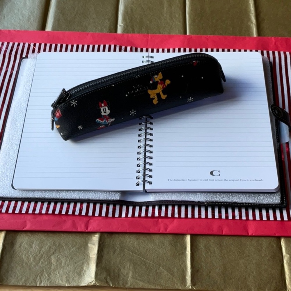 🎁 DISNEY X COACH NOTEBOOK & PENCIL CASE & DUSTCOVER WITH HOLIDAY PRINT 🎁 - Picture 10 of 16